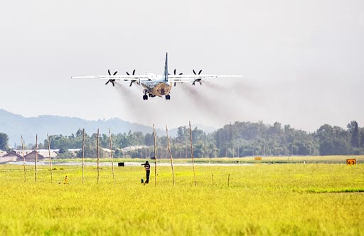 運(yùn)9飛機(jī)緊急起飛，直飛九寨溝地震災(zāi)區(qū)航拍災(zāi)情。 黃軍 攝